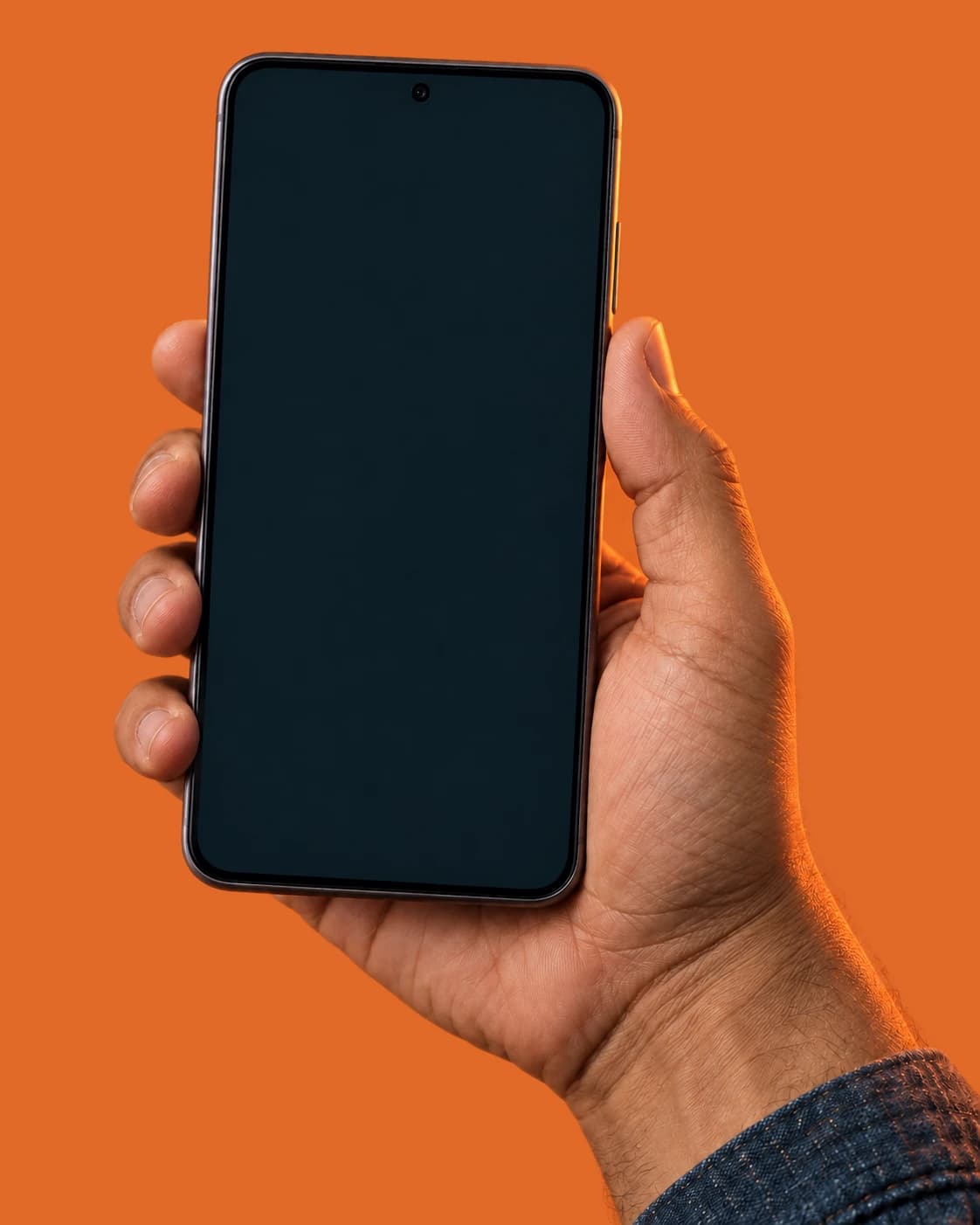 Uma mão segura o celular com a conversa com o fornecedor: chega um áudio de 3 minutos e a IA escreve o resumo.